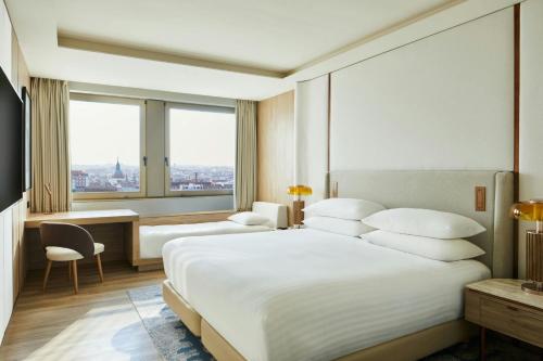 Habitación Familiar Superior Panorámica con sofá cama - 1 cama extragrande del hotel Madrid Marriott Princesa Plaza