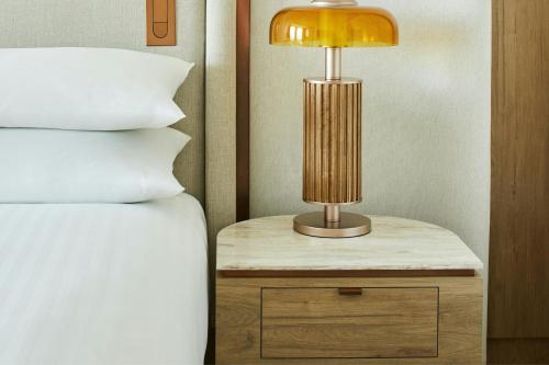 Habitación Familiar Superior Panorámica con sofá cama - 1 cama extragrande del hotel Madrid Marriott Princesa Plaza. Foto 5