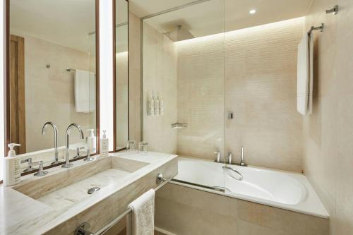 Habitación Deluxe con cama extragrande del hotel Madrid Marriott Princesa Plaza. Foto 6