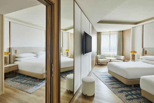 Suite Extragrande con 1 dormitorio, sofá cama y vistas a la ciudad del hotel Madrid Marriott Princesa Plaza