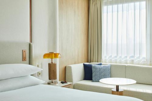 Suite Extragrande con 1 dormitorio, sofá cama y vistas a la ciudad del hotel Madrid Marriott Princesa Plaza. Foto 4