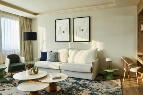 Suite Extragrande con 1 dormitorio, sofá cama y vistas a la ciudad del hotel Madrid Marriott Princesa Plaza. Foto 13