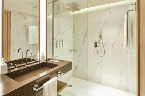 Suite Extragrande con 1 dormitorio, sofá cama y vistas a la ciudad del hotel Madrid Marriott Princesa Plaza. Foto 15