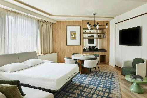 Suite Extragrande con 1 dormitorio, sofá cama y vistas a la ciudad del hotel Madrid Marriott Princesa Plaza. Foto 16