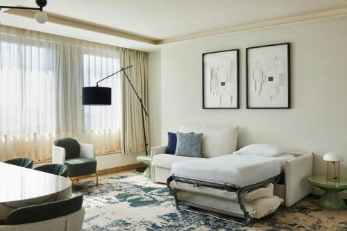 Suite Extragrande con 1 dormitorio, sofá cama y vistas a la ciudad del hotel Madrid Marriott Princesa Plaza. Foto 22