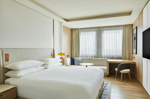 Habitación Deluxe con cama extragrande del hotel Madrid Marriott Princesa Plaza