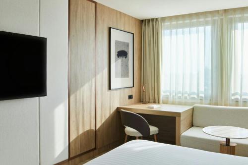 Habitación Deluxe con cama extragrande del hotel Madrid Marriott Princesa Plaza. Foto 2