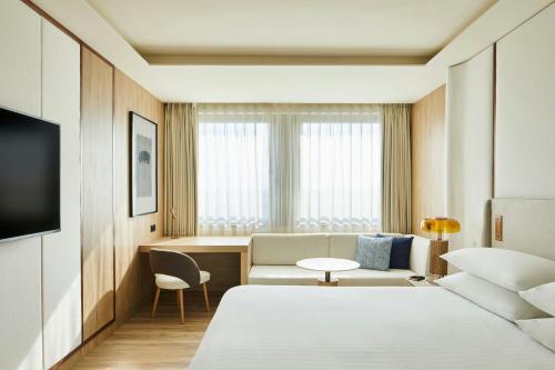 Habitación Familiar Superior con vistas a la ciudad - 1 cama extragrande del hotel Madrid Marriott Princesa Plaza. Foto 1