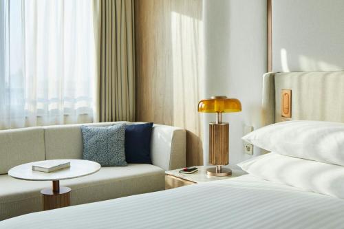 Habitación Familiar Superior con vistas a la ciudad - 1 cama extragrande del hotel Madrid Marriott Princesa Plaza. Foto 2