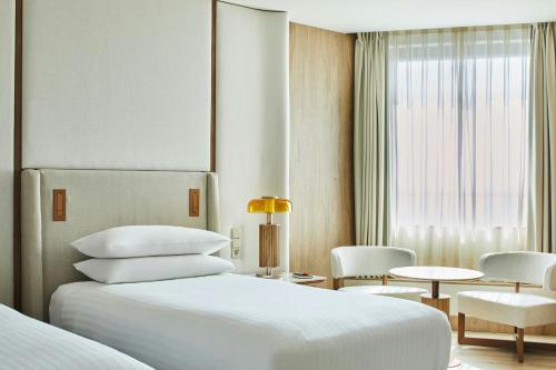 Habitación Doble Deluxe con dos camas individuales del hotel Madrid Marriott Princesa Plaza. Foto 1