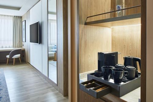 Habitación Doble Deluxe con dos camas individuales del hotel Madrid Marriott Princesa Plaza. Foto 2