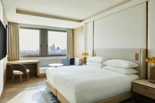 Habitación Superior Panorámica con vistas a la ciudad - 1 cama extragrande del hotel Madrid Marriott Princesa Plaza