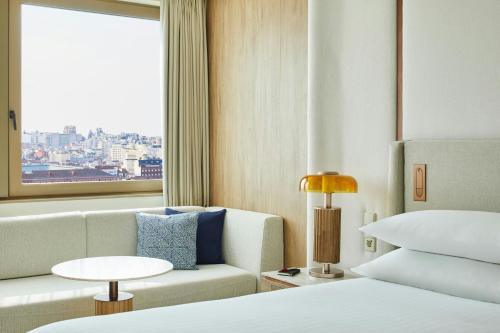 Habitación Superior Panorámica con vistas a la ciudad - 1 cama extragrande del hotel Madrid Marriott Princesa Plaza. Foto 3