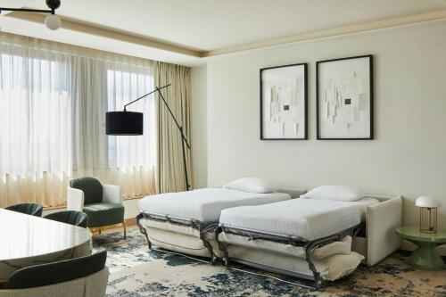 Suite Extragrande con 1 dormitorio, sofá cama y vistas a la ciudad del hotel Madrid Marriott Princesa Plaza. Foto 3