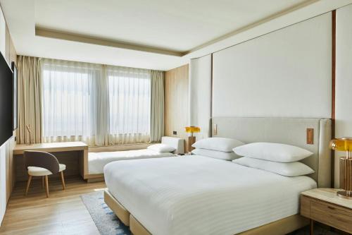 Habitación Familiar Deluxe con sofá cama - 1 cama extragrande del hotel Madrid Marriott Princesa Plaza