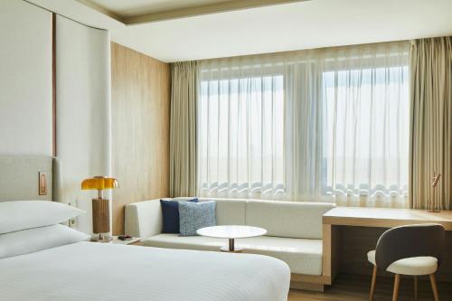 Habitación Familiar Deluxe con sofá cama - 1 cama extragrande del hotel Madrid Marriott Princesa Plaza. Foto 2
