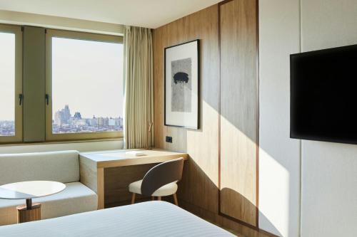 Habitación Doble Superior Panorámica con vistas a la ciudad - 2 camas del hotel Madrid Marriott Princesa Plaza. Foto 2