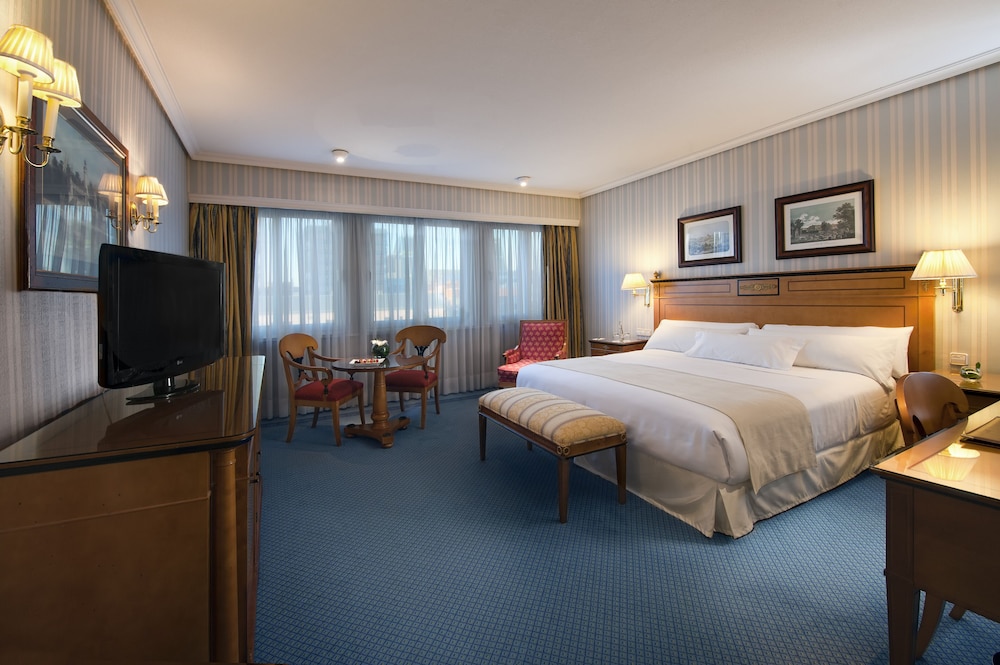 Triple Family Room Vista ciudad del hotel Melia Castilla