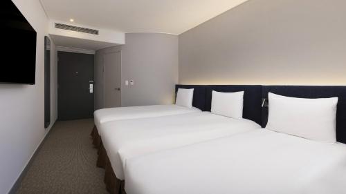 Habitación Triple Superior con 3 camas individuales del hotel Ibis Ambassador Seoul Insadong. Foto 2