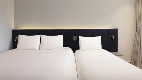 Habitación Doble Premium con cama individual del hotel Ibis Ambassador Seoul Insadong. Foto 2