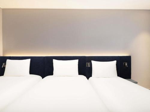 Habitación Triple Premium con 3 camas individuales del hotel Ibis Ambassador Seoul Insadong. Foto 4