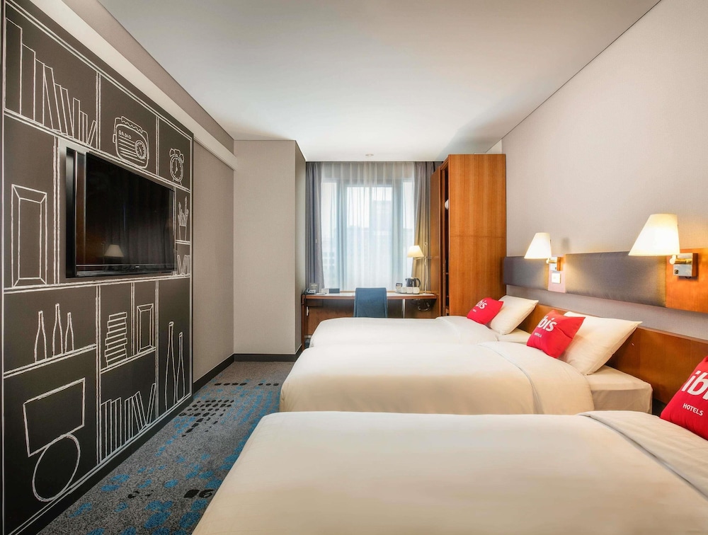 Habitación estándar, 3 camas individuales del hotel Ibis Ambassador Seoul Myeongdong. Foto 1