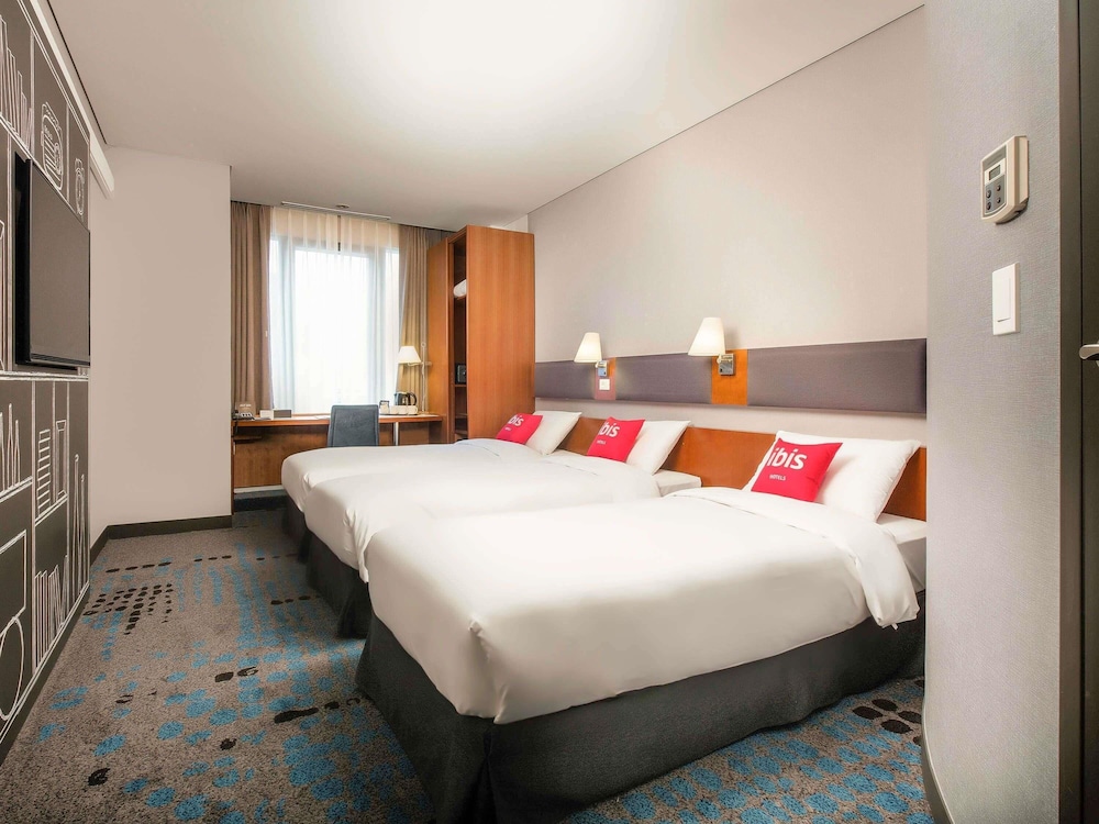 Habitación estándar, 3 camas individuales del hotel Ibis Ambassador Seoul Myeongdong. Foto 2