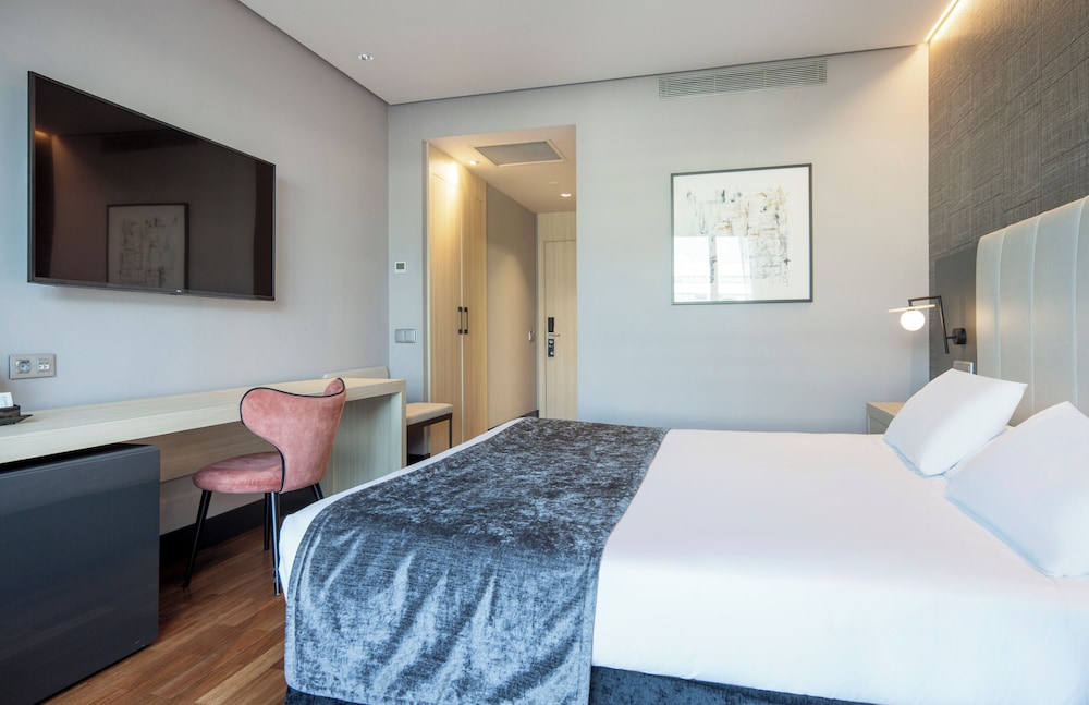 Habitación Grand doble, 1 cama de matrimonio grande, terraza del hotel Ilunion Alcala Norte. Foto 1