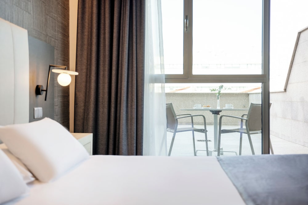 Habitación Grand doble, 1 cama de matrimonio grande, terraza del hotel Ilunion Alcala Norte. Foto 2