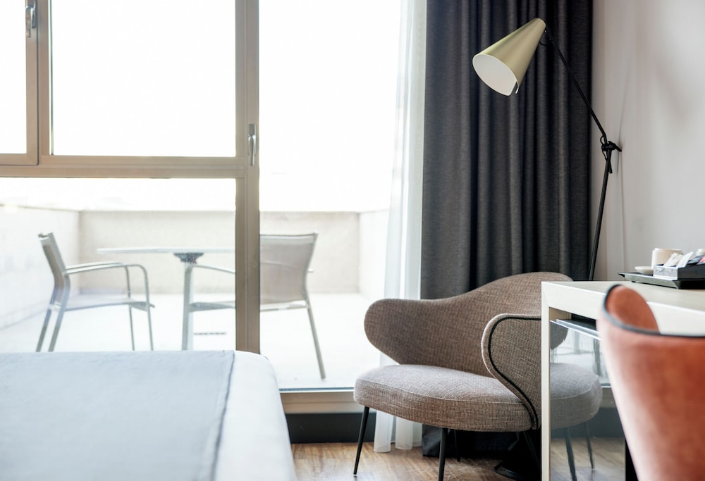 Habitación Grand doble, 1 cama de matrimonio grande, terraza del hotel Ilunion Alcala Norte. Foto 3