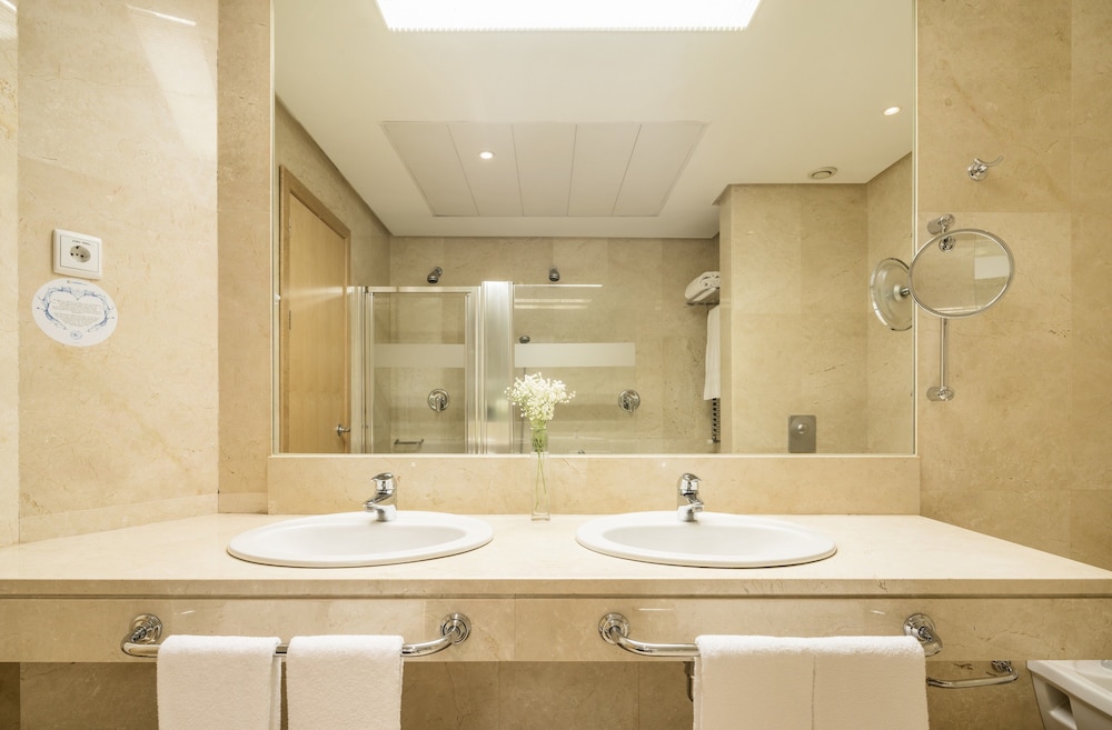 Habitación Grand doble, 1 cama de matrimonio grande, terraza del hotel Ilunion Alcala Norte. Foto 4