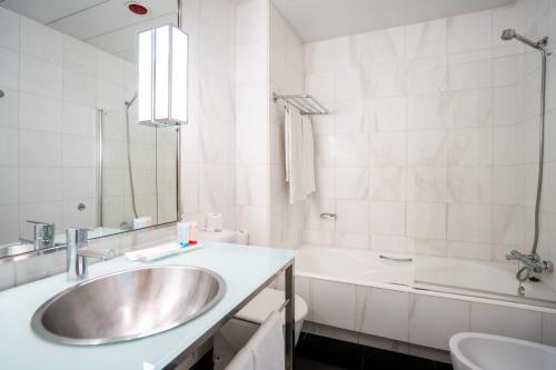 Habitación Cuádruple con bañera del hotel Quatro Puerta del Sol. Foto 5