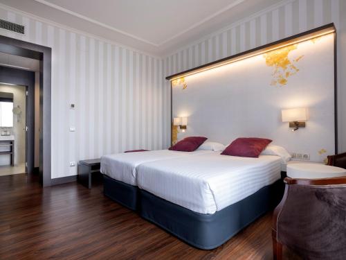 Habitación Doble con cama supletoria - 1 o 2 camas del hotel Intur Palacio San Martin. Foto 2