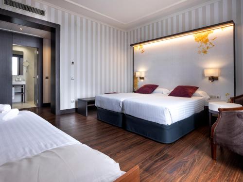 Habitación Doble con cama supletoria - 1 o 2 camas del hotel Intur Palacio San Martin. Foto 9