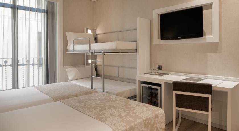 Habitación familiar del hotel Catalonia Puerta Del Sol. Foto 1