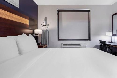 Habitación - Cama grande del hotel Comfort Inn Laguardia Airport - 83rd St. Foto 7