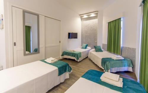 Habitación cuádruple del hotel Sun Holidays. Foto 1