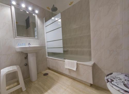 Habitación Doble - 1 o 2 camas del hotel Sun Holidays. Foto 6