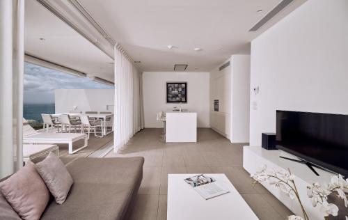 Suite Divinity Bliss de 1 dormitorio con vistas al mar del hotel Baobab Suites