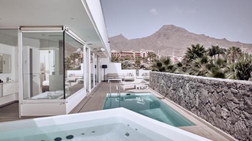 Suite Divinity Mar de 1 dormitorio con piscina privada, bañera de hidromasaje y vistas al mar del hotel Baobab Suites. Foto 4