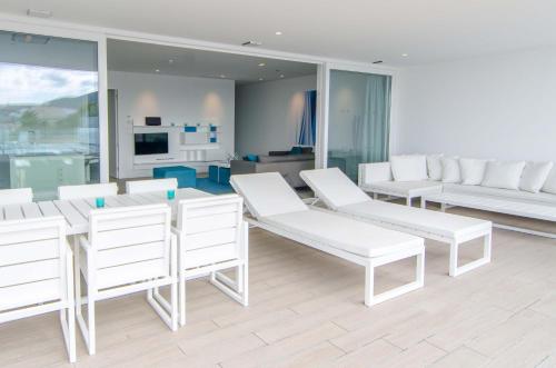 Suite Serenity Bliss de 2 dormitorios con vistas al mar del hotel Baobab Suites