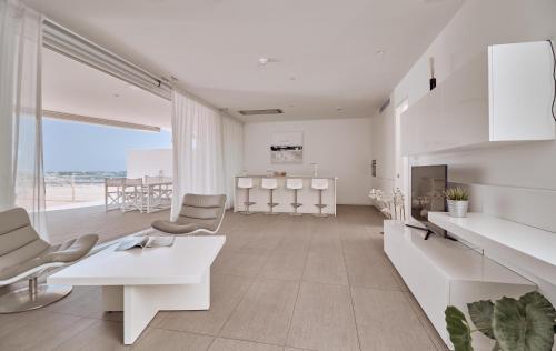Suite Serenity Bliss de 2 dormitorios con vistas al mar del hotel Baobab Suites. Foto 3