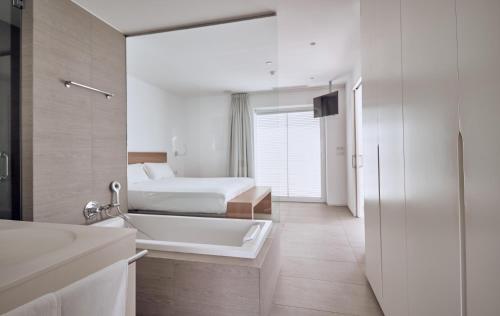 Suite Serenity Bliss de 2 dormitorios con vistas al mar del hotel Baobab Suites. Foto 5