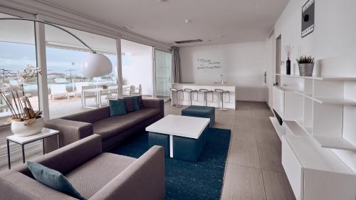 Suite Serenity Lago de 2 dormitorios con jacuzzi y vistas al mar del hotel Baobab Suites. Foto 1