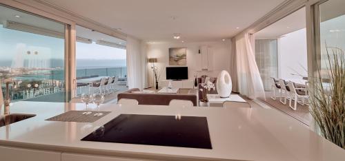 Suite Serenity Allegra de 2 dormitorios con bañera de hidromasaje y vistas al mar del hotel Baobab Suites. Foto 3