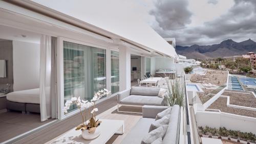 Suite Serenity Allegra de 2 dormitorios con bañera de hidromasaje y vistas al mar del hotel Baobab Suites. Foto 4