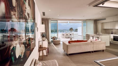 Suite Serenity Rio de 2 dormitorios con piscina privada y vistas al mar del hotel Baobab Suites