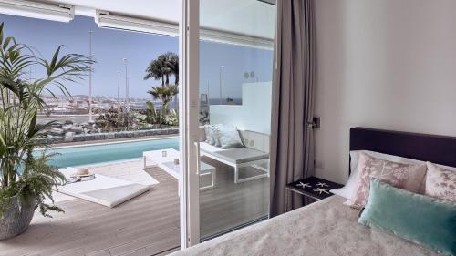 Suite Serenity Mar de 2 dormitorios con piscina privada, bañera de hidromasaje y vistas al mar del hotel Baobab Suites. Foto 2