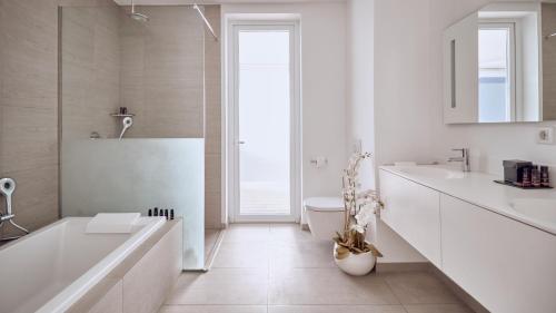 Suite Serenity Elegance extralarga de 2 dormitorios con piscina privada y vistas al mar del hotel Baobab Suites. Foto 4