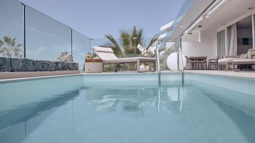 Suite Infinity Mar de 3 dormitorios con piscina privada, bañera de hidromasaje y vistas al mar del hotel Baobab Suites. Foto 1